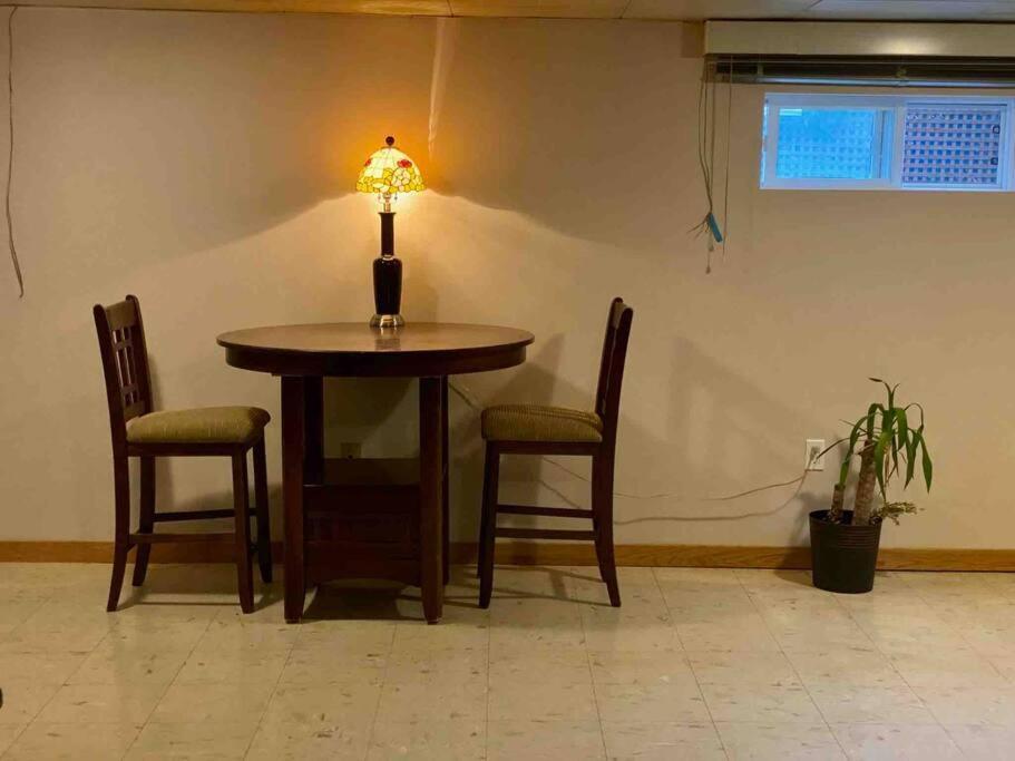 Two Level, Walkout Basement Apartment With Free Wifi And Free Parking マーカム エクステリア 写真