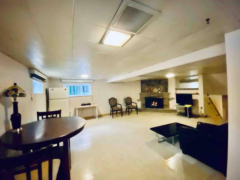 Two Level, Walkout Basement Apartment With Free Wifi And Free Parking マーカム エクステリア 写真